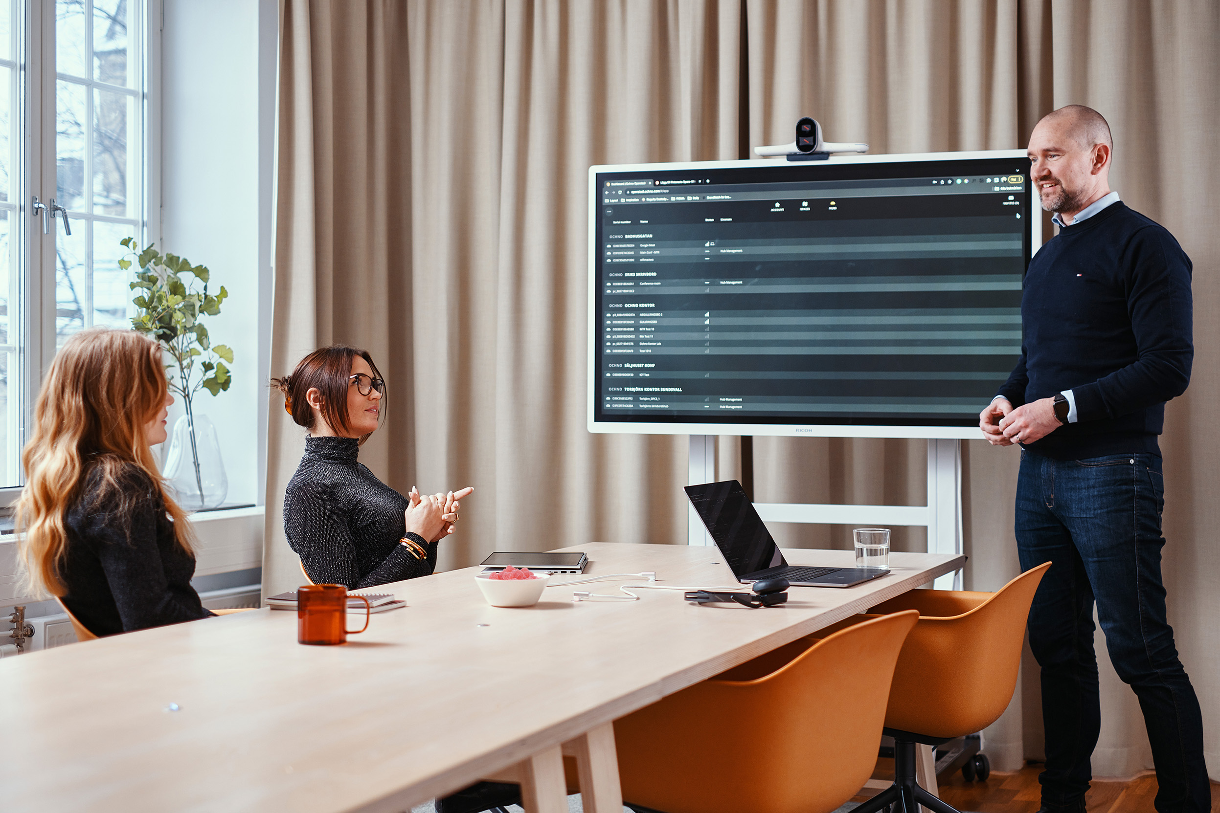 OCHNO creates a user-friendly meeting room. Users can switch between their own devices and the permanent conference system, share media content seamlessly and charge their devices at the same time. Just one cable necessary!